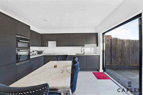 129 Roding Road, Loughton, IG10 3BS
