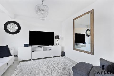 129 Roding Road, Loughton, IG10 3BS