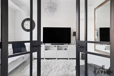 129 Roding Road, Loughton, IG10 3BS