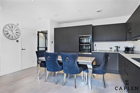 129 Roding Road, Loughton, IG10 3BS