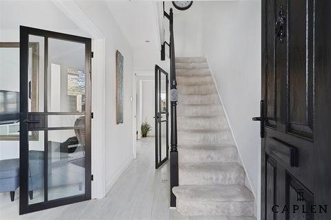 129 Roding Road, Loughton, IG10 3BS