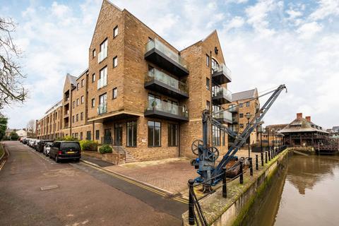 3 bedroom flat for sale, Lion Court, Old Isleworth, Isleworth, TW7