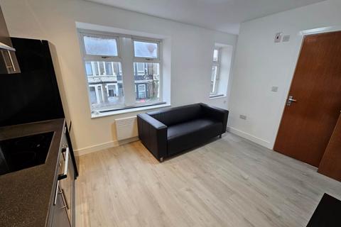 2 bedroom flat to rent, Kincraig Street, Roath