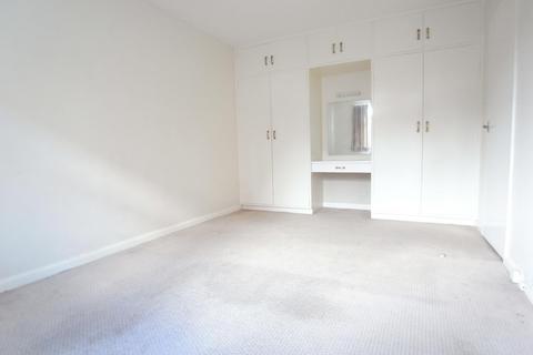 3 bedroom flat to rent, Broadgate Court, Horsforth, Leeds, West Yorkshire, UK, LS18