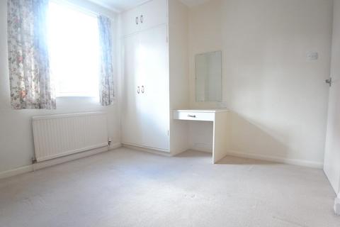 3 bedroom flat to rent, Broadgate Court, Horsforth, Leeds, West Yorkshire, UK, LS18