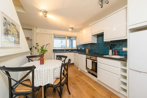 2 bedroom flat for sale, Doric Way, London