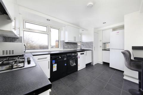 2 bedroom flat to rent, Chertsey Court, Clifford Avenue, London