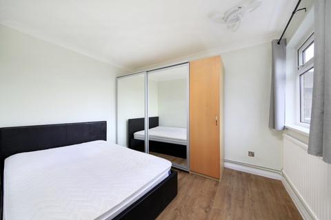 2 bedroom flat to rent, Chertsey Court, Clifford Avenue, London