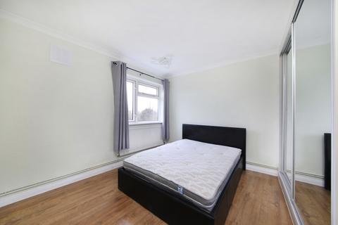 2 bedroom flat to rent, Chertsey Court, Clifford Avenue, London