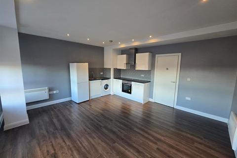 2 bedroom flat to rent, Regarth Avenue, Romford