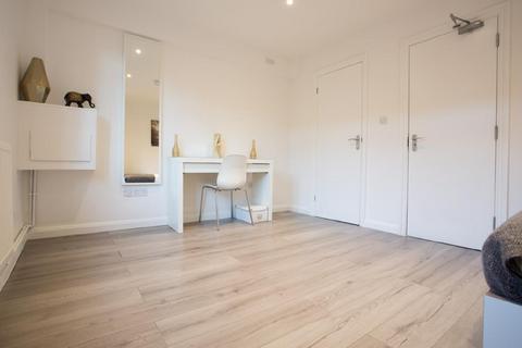 2 bedroom flat for sale, Newington Butts, Kennington