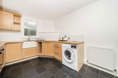 2 bedroom flat to rent, The Chase, London SW4