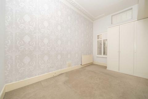 2 bedroom flat to rent, The Chase, London SW4