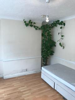 2 bedroom flat to rent, Whalebone Grove,  Romford, RM6