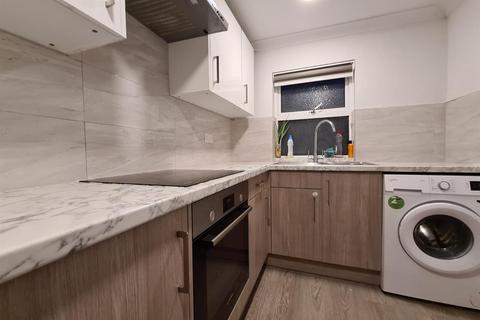 1 bedroom flat to rent, Maple Road, London