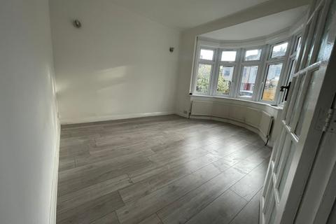 3 bedroom maisonette to rent, Orsett Road, Grays RM17