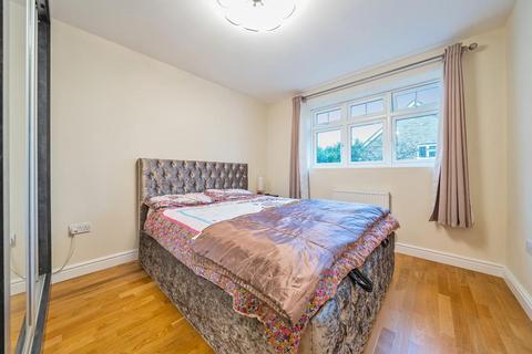 5 bedroom detached house to rent, Wakehams Hill,  Pinner,  HA5