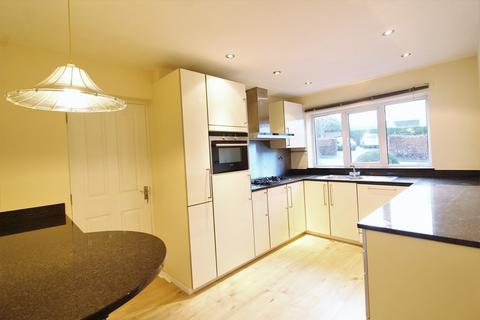 4 bedroom detached house to rent, Broomhouse Close, Denby Dale, Huddersfield