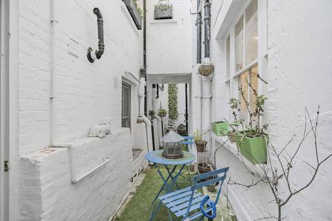 3 bedroom flat for sale, Roland Gardens, South Kensington, London, SW7