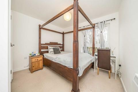 1 bedroom flat for sale, Langhorn Drive, Twickenham TW2