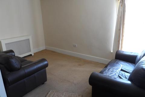 2 bedroom flat to rent, Holyrood Street, Chard