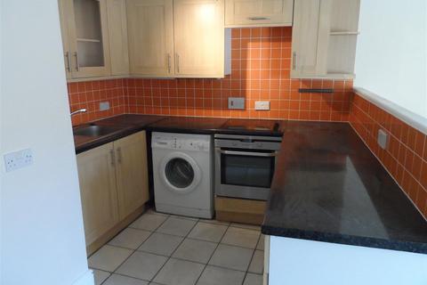 2 bedroom flat to rent, Holyrood Street, Chard