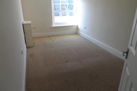 2 bedroom flat to rent, Holyrood Street, Chard