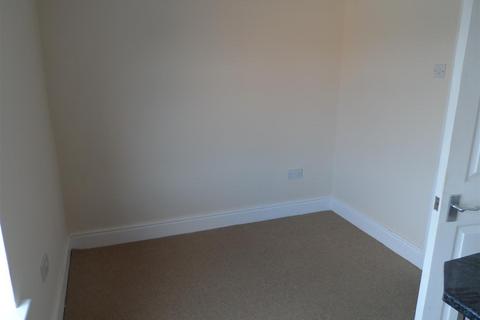 2 bedroom flat to rent, Holyrood Street, Chard