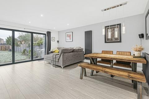3 Bramley Close, Chertsey, KT16 8HJ