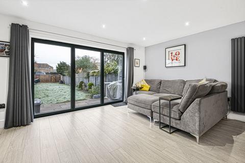 3 Bramley Close, Chertsey, KT16 8HJ