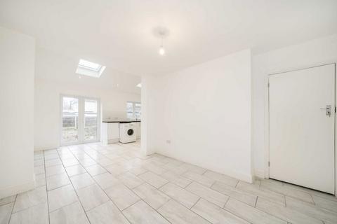 3 bedroom semi-detached house to rent, River Way, Twickenham TW2