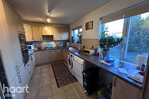 3 bedroom terraced house to rent, Canterbury Way, STEVENAGE