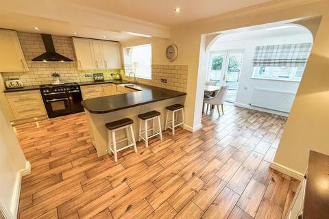 4 bedroom detached house for sale, Maes Hyfryd, Chirk