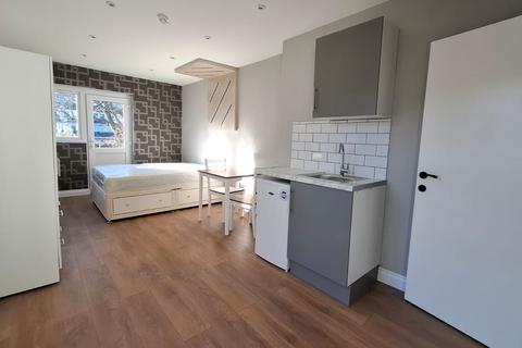 1 bedroom in a house share to rent, Miranda Road, London N19