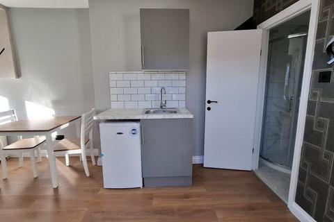 1 bedroom in a house share to rent, Miranda Road, London N19