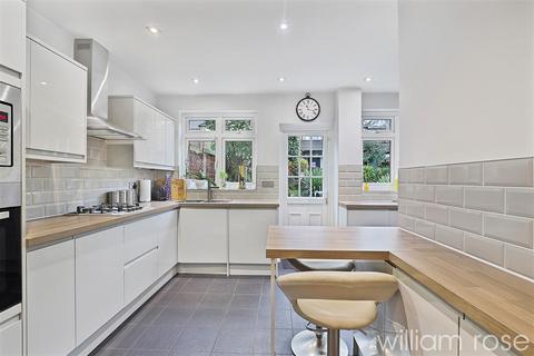 5 bedroom end of terrace house for sale, Oakhill Crescent, Woodford Green IG8