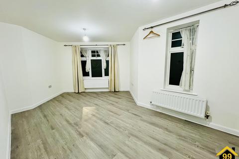 2 bedroom flat to rent, Greenhaven Drive, Greenwich, SE28