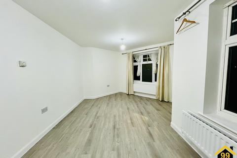 2 bedroom flat to rent, Greenhaven Drive, Greenwich, SE28