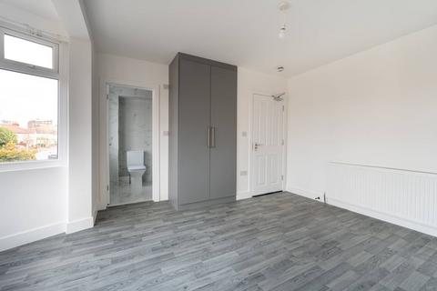 Studio to rent, Headstone Gardens, Harrow, HA2