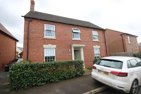 4 bedroom detached house to rent, Adderley Avenue, Nuneaton