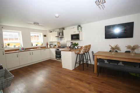 4 bedroom detached house to rent, Adderley Avenue, Nuneaton