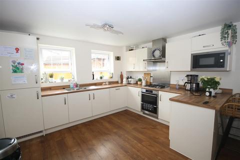 4 bedroom detached house to rent, Adderley Avenue, Nuneaton