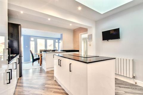 18 Wadhurst Drive, Goring By Sea, Worthing, BN12 4XA