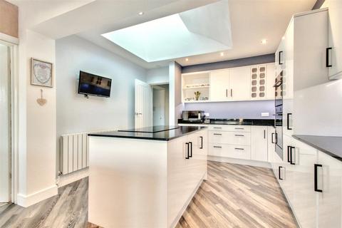 18 Wadhurst Drive, Goring By Sea, Worthing, BN12 4XA
