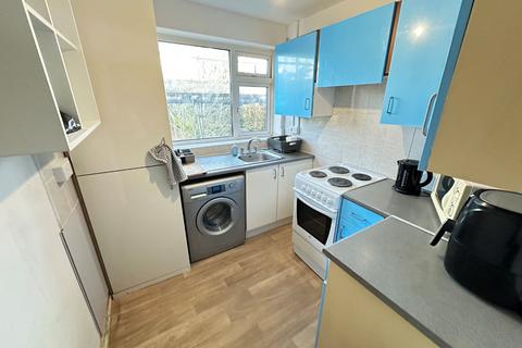 2 bedroom maisonette to rent, Sunningdale, Luton, Bedfordshire, LU2