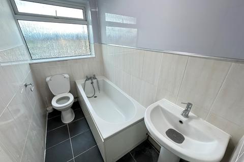 2 bedroom maisonette to rent, Sunningdale, Luton, Bedfordshire, LU2