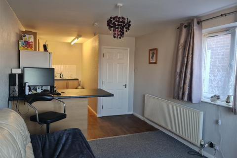 2 bedroom flat to rent, Station Road, Shirebrook, NG20