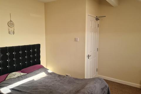 2 bedroom flat to rent, Station Road, Shirebrook, NG20