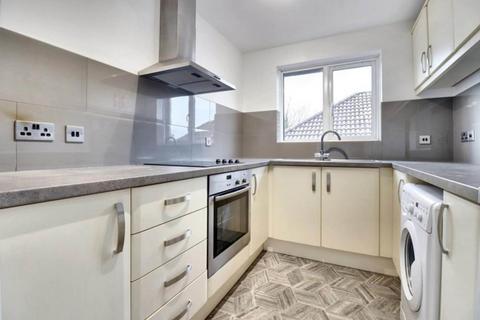 2 bedroom flat to rent, Clowser Close, Sutton