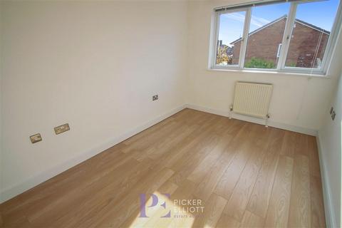 3 bedroom semi-detached house to rent, Livia Close, Hinckley LE10